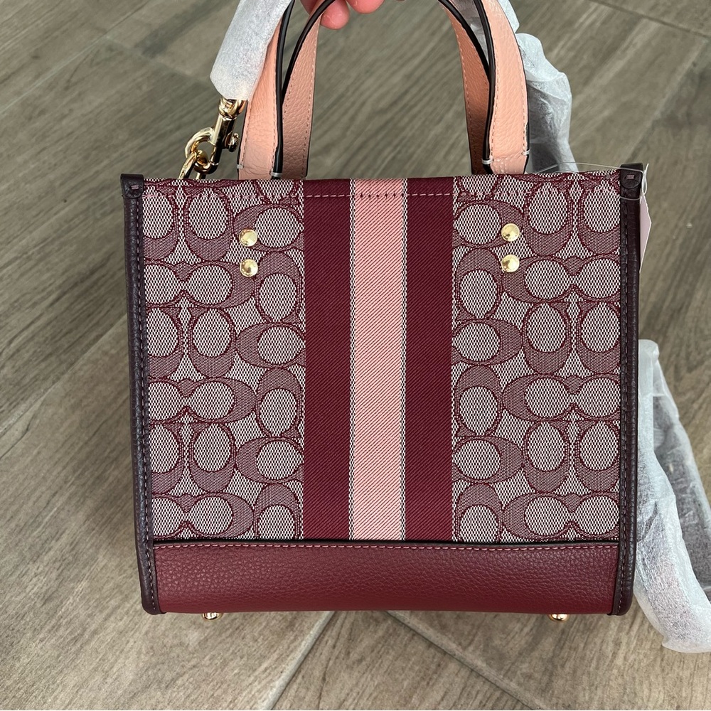Coach Dempsey Tote 22 In Signature Jacquard With Stripe And Coach Patch - Picture 4 of 9